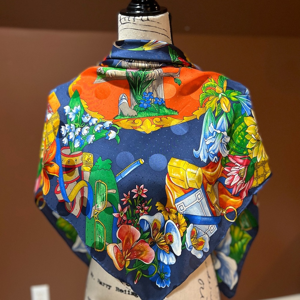 Beautiful Vintage Silk Scarf, Size 35x34 inches